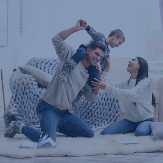 Une famille dans son salon, chauffée par un système Steffes admissible au programme LogisVert d'Hydro-Québec.